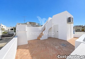 Moradia renovada com açoteia e mirante olhão