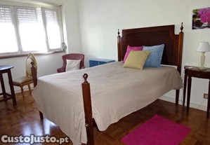 Bom Quarto em Lx. inicio Pontinha junto Metro L. Azul e Autocarros e mt perto Univ Europeia