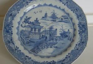 Sec XVIII - Prato porcelana chinesa Qianlong decoração azul e branco