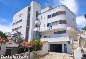 Apartamento de tipologia T1 da banca inserido no 2º andar de prédio sito em Avis, Portalegre.