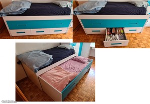 Mobília de quarto juvenil (cama, roupeiros, estantes, secretária)