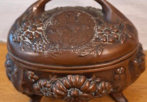Caixa de joias em bronze patinado antiga, ricamente adornada