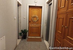 Apartamento T2 com 93m² para com cozinha equipada e mobilado