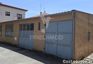 Armazém, estacionamento coberto na guarda.