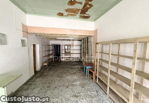 Moradia em banda com logradouro no centro histórico de cuba