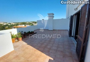 Apartamento t2 com amplo terraço na qta.do romão,quarteira