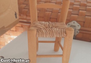 Cadeira rústica de madeira em miniatura