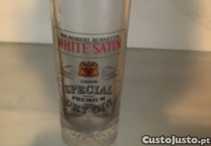 copo com imagem white satin