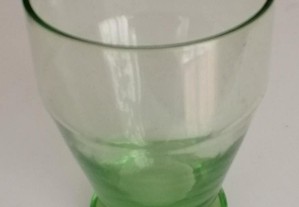 Copo em vidro verde, antigo, para vinho
