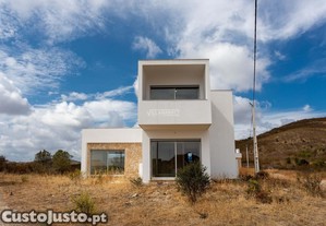 Villa v3 composta por 2 andares com 435 m2 de terreno situada em cercados a 13 kms de tavira