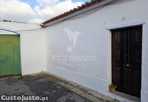 Casinha tpica alentejana t3 com quintal para recuperar - pias