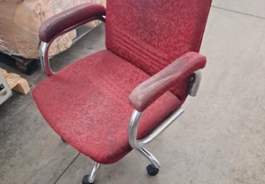 Cadeira secretária vermelha com padrão