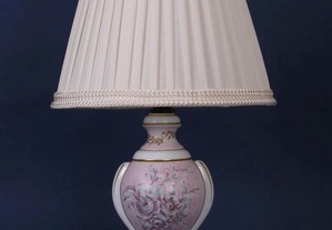 Candeeiro de mesa em porcelana pintada a mão rosa, com quebra-luz