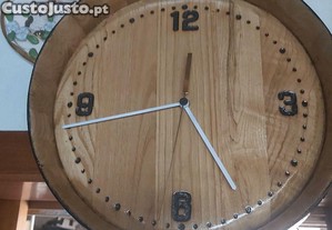 Relogio feito de tampo de barril