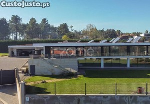 Moradia Individual T4 Com Piscina Interior De...
