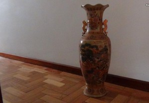 Vaso Japonês de Porcelana, porcelanas pintado sob as técnicas Arita-yaki e Kutani-yaki