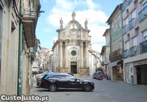 Prédio 3 pisos e loja comercial na zona histórica de vila real