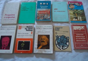 Vários livros antigos sobre o Comunismo