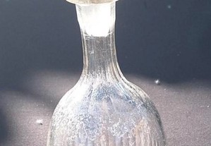 Licoreiro em vidro incolor lapidado, antigo