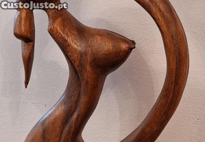 Escultura africana de mulher a beijar homem