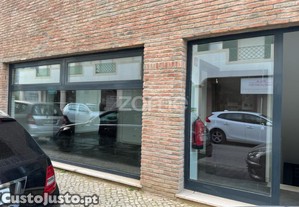 Conjunto De Dois Espaos Comerciais Em Portimo