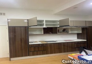 Cozinha nova - 3,60x0,60x2,40 em tons de castanho - nova