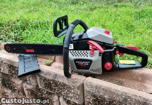 Motosserra com pouco tempo de uso.