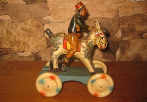 Antigo brinquedo lata cavaleiro GAMA German wind-up tin toy 1940/50