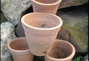 Vasos de barro terracota pequenos