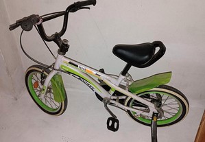 Bicicleta de criança nova