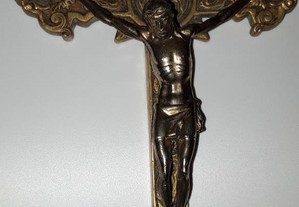 Crucifixo antigo em metal