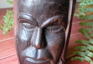 Busto esculpido em madeira, assinado Albano. 19x10