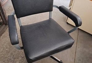 Cadeira secretária preta