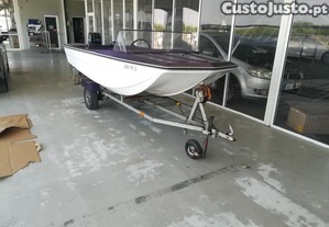 Barco de recreio com 3.50m de comprimento equipado com motor Mercury