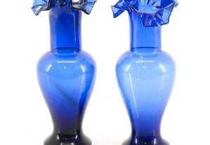 Par de jarras em vidro azul