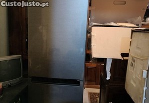Frigorífico LG com motor avariado ideal para peças ou conserto