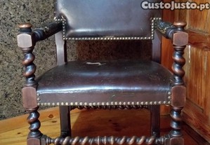 Cadeiro com Torcidos e Tremidos em Pau Santo e Couro