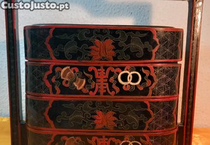 Bonita e Antiga Caixa Chinesa em papel mach Lacada,