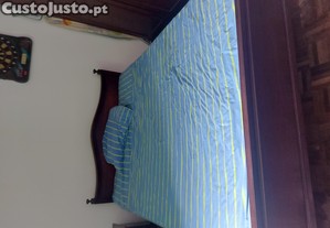 Cama de casal,mesa de cabeeira e cadeira