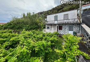 Casa de rs-do-cho e 1 andar destinada a habitao e quintal - Faj do Ouvidor. Ilha de So Jorge