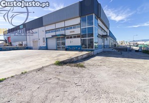 Armazém Industrial c/ dois pisos e logradouro