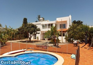 Moradia t3 com piscina, vista mar e terreno de 3000m2 na luz