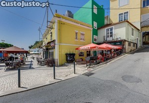Prdio com restaurante em funcionamento em Cacilhas   160 m junto ao cais