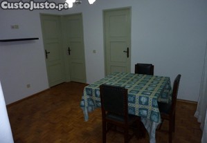 Quarto individual em apartamento para estudantes.