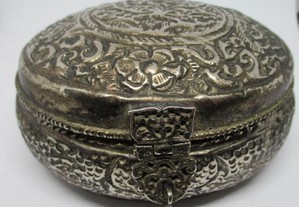 Guarda joias antigo em metal forrado veludo preto