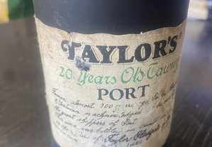 Garrafa de vinho do Porto Taylors 20 anos engarrafado em 1980