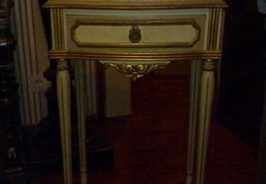 Mesa de cabeceira estilo Luís XVI em mogno maciço