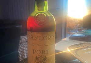Vinho do Porto Taylors 40 anos engarrafado em 1977 com perda que está na foto