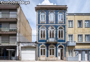 Prédio Com 3 Pisos E Jardim Na Rua De Costa Cabral