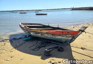 Barco de madeira com motor com documentos